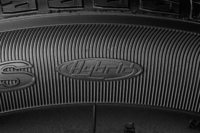 サイドウオールに施された「Hybrid」のロゴ。今回の改良および生産国の変更にともない、製品名も「ベクター4シーズンズ ハイブリッド」に改められた。