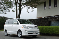 【スペック】
	ノアXサイドリフトアップシート装着車：全長×全幅×全高＝4580×1695×1850mm/ホイールベース＝2825mm/車重＝1600kg/駆動方式＝FF/2リッター直4 DOHC16バルブ（155ps/6000rpm、19.6kgm/4000rpm）/価格＝229万5000円（テスト車＝352万8000円／ディスチャージヘッドランプ（4万円）／デュアルパワースライドドア（10万円）／前席SRSサイド＆カーテンシールドエアバッグ（7万円）／ノアライブサウンドシステム（G-BOOK対応ボイスナビゲーション付きワイドマルチAVステーション＋音声ガイダンス付きカラーバックガイドモニター＆ブラインドコーナーモニター）（32万3000円））
	 