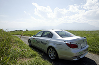 タイヤは前後とも255/55R16インチが標準。試乗車はひとまわりおおきい、235/50R17インチ（ダンロップSPスポーツ）を履いていた。