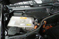 リチウムイオンバッテリーもエンジンルーム内に収まる。表面には「25kg」という重量表示も見える。