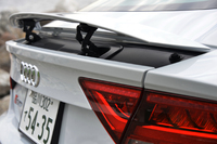 リアデッキ部には可動式のスポイラーが隠れている。