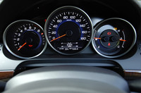 SH-AWDの動作状況は、スピードメーター内にリアルタイムに表示される。しかし、走行中に見るのは至難のワザ、というか危険。