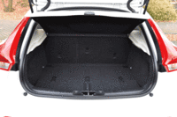 ラゲッジスペースは、後席や助手席を前方に倒すことで容量を拡大できる。折りたたみ式のフロアボードも、さまざまな荷物の積載に役立つ。（画像をクリックするとシートやフロアボードのアレンジが見られます）
    