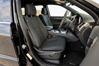 
    シート表皮は「ラレード」ではファブリック、その他のグレードではレザーを採用。なお、同じレザーシートでも「リミテッド」と「サミット」では素材が異なる。
    