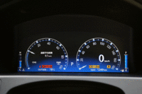 メーターは全面カラーのTFT液晶画面に映し出される。クリックすると、ノーマル→スポーツ→ECO、各モードのグラフィックの変化が見られます。