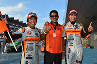 勝利を喜ぶAUTOBACS RACING TEAM AGURI（ARTA）の面々。写真左から、ドライバーの高木真一、鈴木亜久里チーム監督、そしてもう一人のドライバー、小林崇志。
    