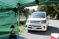 【テスト車のオプション】H∞-TEMS＝7万3500円／ツインムーンルーフ＝11万250円／音声案内クリアランスソナー＝4万2000円／デュアルパワースライドドア＝10万5000円／セカンドシート・マルチ回転シート＝1万5750円／前席SRSサイド＆カーテンシールドエアバッグ＝7万35000円／HDDナビゲーションシステム＜ノア・ライブサウンドシステム＆後席9型液晶ワイドディスプレイ＞＝55万2300円／ホワイトパールマイカ＝3万1500円