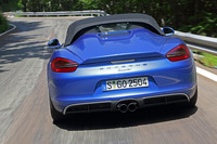 勇ましい排気音を発する“デュアルチューブ”のスポーツエキゾーストシステムが中央に配置される。
    