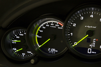 メーターの指針には、特徴的な黄緑色が使われる。
    