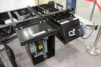 「いすゞ」が出展していた「エルフ・プラグインハイブリッド」の充電システム。右側は充電スタンド用のソケットだが、注目していただきたいのが左側のコードリール。日本の車両保管事情を考えると、プラグインハイブリッドの乗用車にも搭載してほしい機構である。