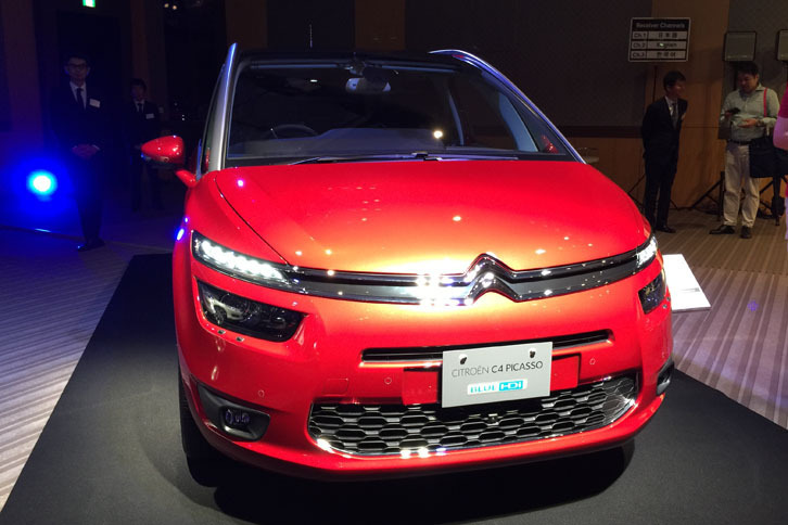 参考展示された「シトロエン・グランドC4ピカソ BlueHDi」（2リッター）。2016年12月導入予定。