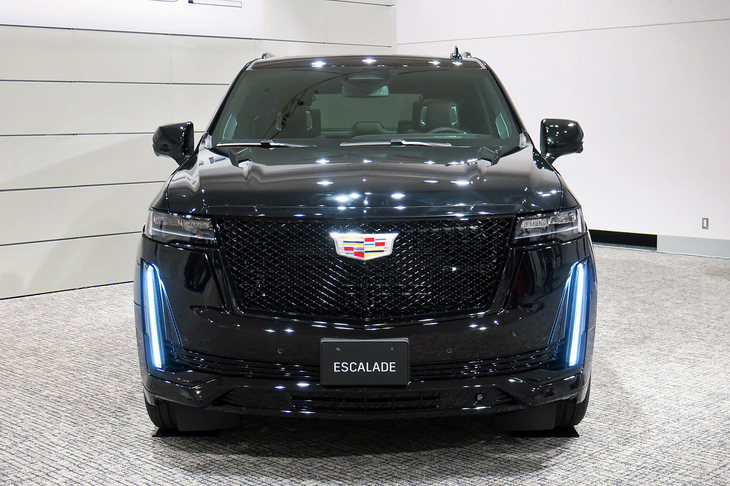 キャデラック・エスカレード スポーツ（フロントビュー）
