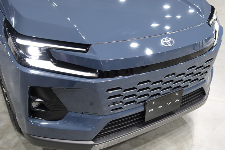 フロントマスクをやや俯瞰めで見たところ。コの字型のヘッドランプの間からノーズが突き出ており、さらにランプとバンパー／フロントグリルの面の間にも段差がついている。