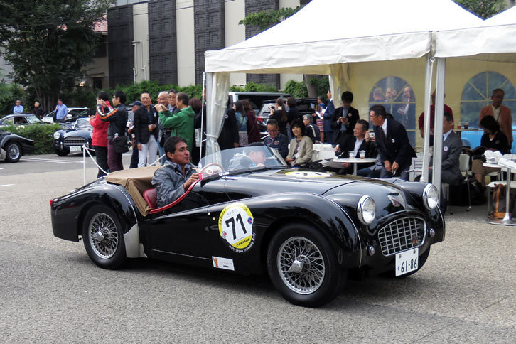 タレントや元レーシングドライバーといった著名人の参加が多いのも、ラ フェスタ ミッレミリアの特徴。こちらの1955年式「トライアンフTR3」を運転するのは、元F1ドライバーの鈴木亜久里氏である。