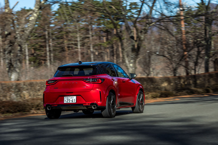 スポット溶接を短ピッチ化し、普通の「LBX」よりも打点数が469カ所も増加。構造用接着剤の塗布範囲は12.8mも増やしている。