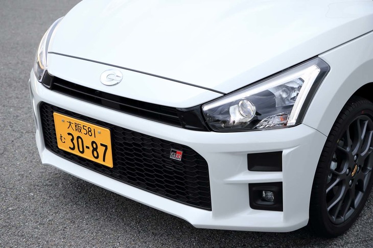 黒の縁取りが入ったヘッドランプや角張ったバンパーは「GRスポーツ」専用。ちなみに、今回の試乗車ではこちらの大阪ナンバーの車両が「ダイハツ・コペンGRスポーツ」で、練馬ナンバーの車両が「トヨタ・コペンGRスポーツ」となる。