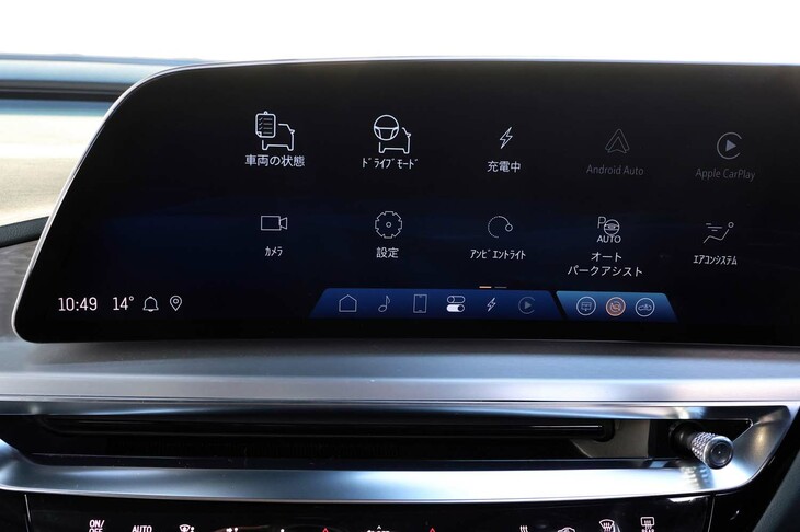 インフォテインメントシステムはもちろん日本語に対応。各種機能のコントロールはタッチパネルで行うが、操作性を考慮して、空調などについては機械式のスイッチが残されている。