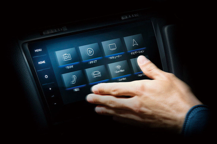 運転中のタッチスクリーンの操作は、歩きスマホ以上に危険な行為といえるだろう。