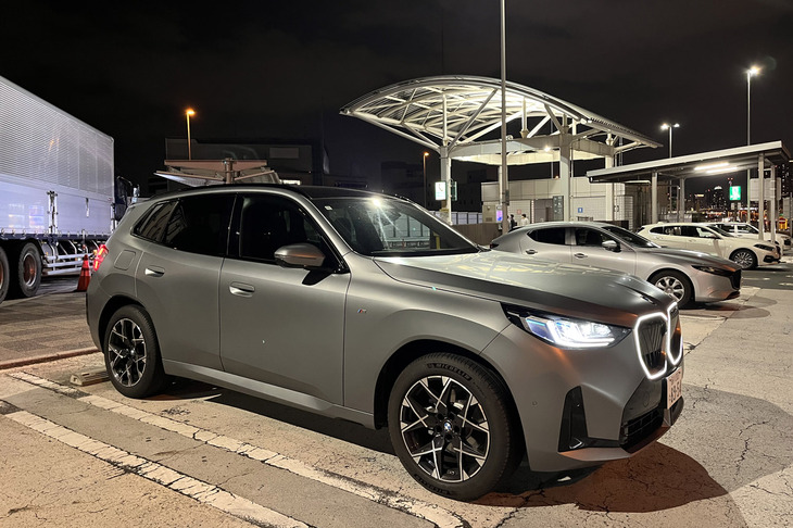 新型「X3」についてはほとんどなんの予習もしなかったが、webCGほった君からは「岩石みたいなデザインです」とだけ聞いており、ナマで見るのが楽しみだった。果たして実物は、確かに巨大な庭石のようだった。