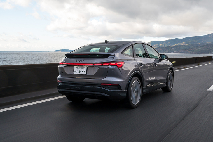 駆動用バッテリーの容量はこれまでの「40 e-tron」と変わらぬ82kW（正味容量は77kW）。ただし、一充電走行距離は613kmへと拡大している。