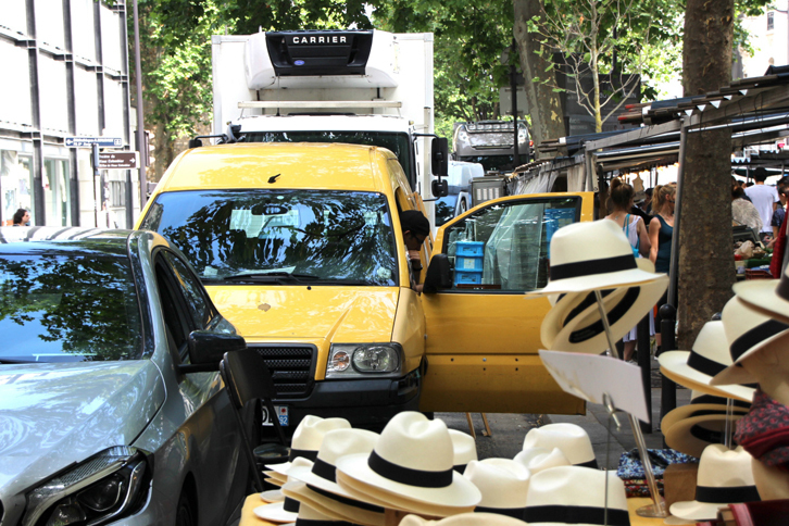 ラスパイユのマルシェで、黄色い「シトロエン・ジャンピー」を発見。もしや……？