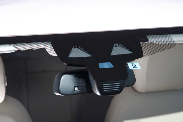 「XE」にはセンサーにステレオカメラを用いた自動緊急ブレーキや、車線逸脱警告システムなどが標準装備される。