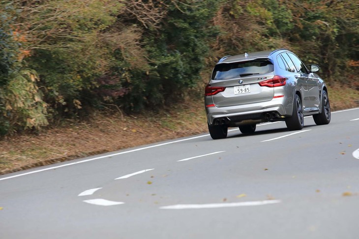 サスペンションのセッティングは「コンフォート」「スポーツ」「スポーツ＋」の3種類。ハードにすればコーナリング時のロール量が減少するが、どれを選んでも乗り心地ははっきりとかたい。