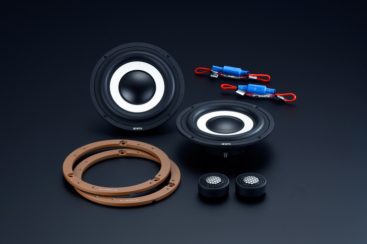 リフターのオーディオをアップグレードできるのが、BEWITH製の専用スピーカーキット：「BEWITH Platinum Voice for RIFTER」である。フロント専用モデルとリア専用モデルの2タイプが用意され、いあずれも超薄型の高性能ウーファーを搭載。純正スピーカーとの入れ替えでジャストフィットする。トゥイーターには“Reference AM”を採用しており、クリアで臨場感のある高音質のサウンドが楽しめる。価格はフロント専用モデルが13万2000円、リア専用モデルが8万8000円（いずれも取り付け工賃別）。