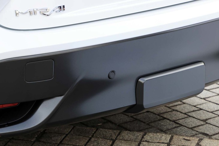 前後のバンパーにはそれぞれ2つずつのミリ波レーダーを装備。写真右の四角い部分は将来的な後方用LiDAR搭載に備えたスペース。