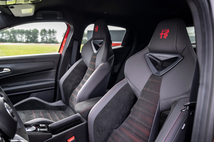 「ジュニア エレットリカ280ヴェローチェ」にはレザーとファブリックのコンビシートが標準で装備され、オプションでスエード調表皮を用いたサベルト製のコルサシート（写真）も用意される。