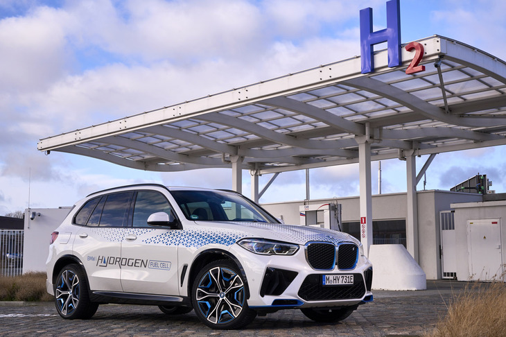 「BMW X5」をベースに開発された「iX5ハイドロジェン」は、主に実証実験を目的とした燃料電池車。