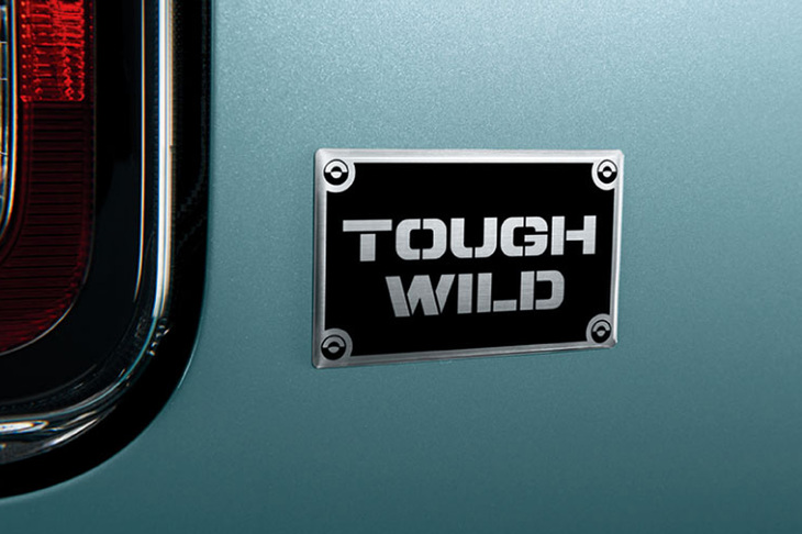 「ハスラー タフワイルド」のエンブレム。特徴的な「TOUGH WILD」のロゴやリベット留め風のデザインにも、どことなく道具っぽさを覚える。