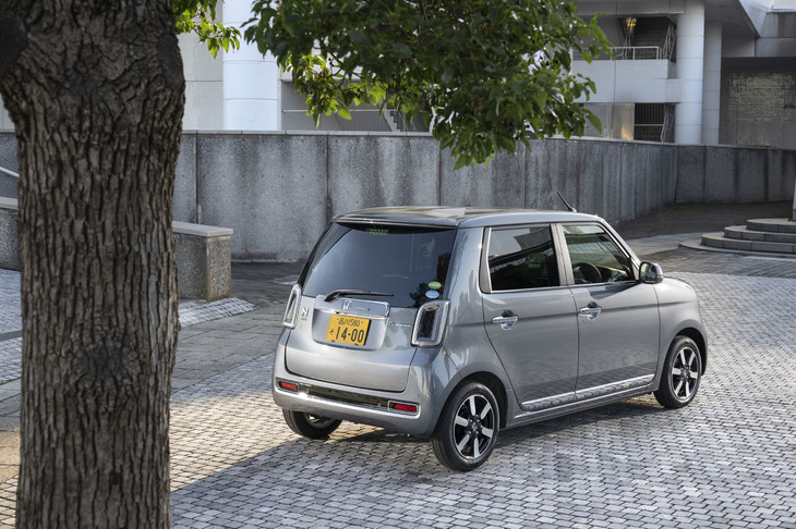 エクステリアは、グリルやバンパー、灯火類、ホイールなどを除き、従来モデルからキャリーオーバー。開発段階では多数のデザイン案が用意されたものの、いずれも「初代を超えるものにはならない」と判断。外装は文字通りの意味で、初代のものを受け継ぐこととなった。