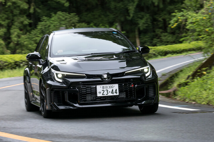 「GRカローラ」は2025年2月発表の「25式」でシャシーに改良を受けており、前後ダンパーにリバウンド側で作動するスプリングを内蔵。同時に、リアトレーリングアームの取り付けポイントを上げて加速時のリアの沈み込みを低減し、加速応答性とコーナーでの走行安定性の改善を図った。