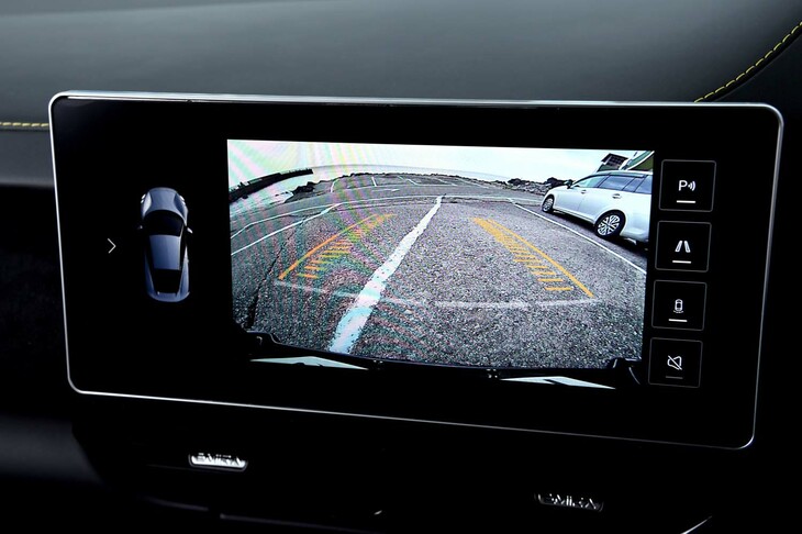 ロータスらしからぬバックモニターも装備。アスファルトの質感が分かるほどの高解像度だ。