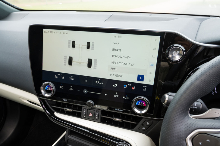 センタースクリーンに4WDの前後トルク配分を表示。かつては「いらすとや」のような簡素な図柄だったが、だいぶ立派に変わった。タイヤのツヤまで表現されている。