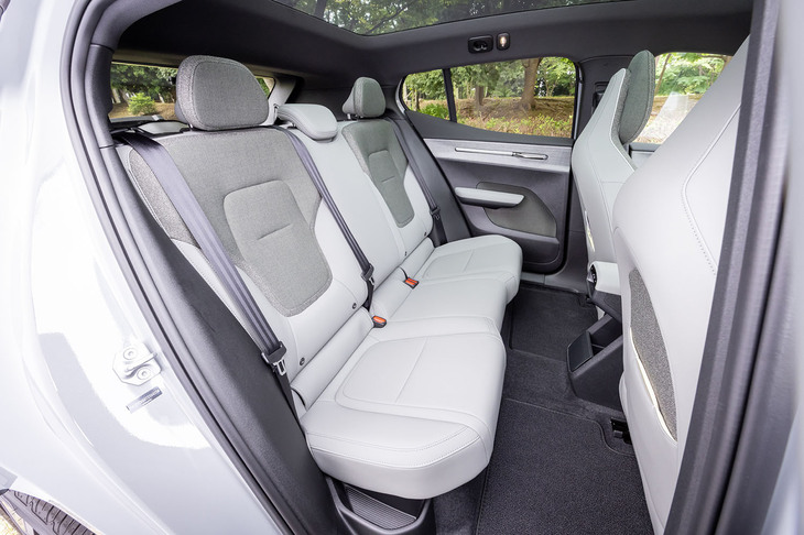 後席のスペースは「EX30」と変わらず、広いとはいえないが大人がきちんと座れる空間が確保されている。「ウルトラ」グレードには後席頭上にまでガラス部分が広がる「パノラマガラスルーフ」が標準で装備される。