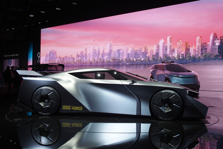 側面を見るとボディー中央部が大きく斜めに絞り込まれ、その後ろでリアフェンダーがどんと張り出している。谷間にあたる箇所ではキャラクターラインが消失していたりと、じつはいろいろ見どころの多いデザインをしているのだ。