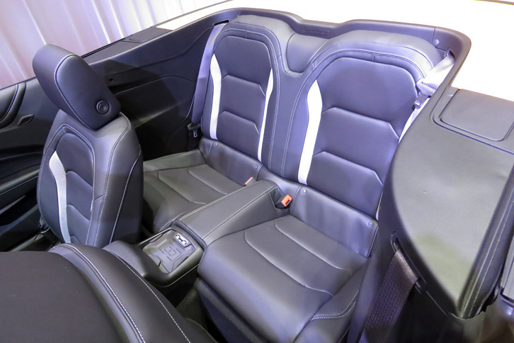 シボレー・カマロ コンバーチブル（リアシート）