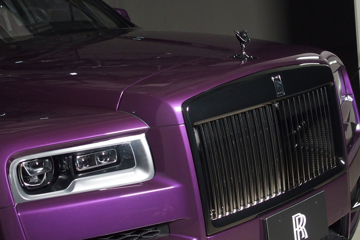 フロントノーズのマスコット「スピリット・オブ・エクスタシー」は、台座部分も含めハイグロスブラックのクローム仕上げとなる。