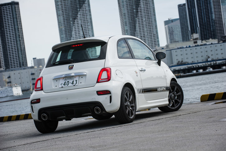 かつてモータースポーツで名をはせたアバルト。今日の「595」や「124スパイダー」も、ラリー競技やワンメイクレースなどで活躍している。