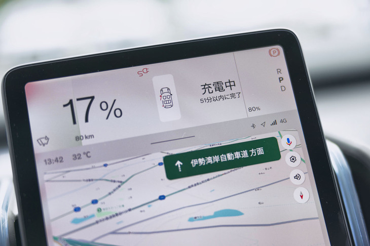 視界に入りやすいディスプレイ上部には、写真の充電状況のほか、速度計やドライブレンジ、バッテリー残量といった情報が表示される。