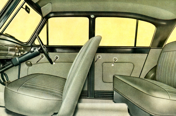 インテリア。シートは前後ともベンチで定員6人。