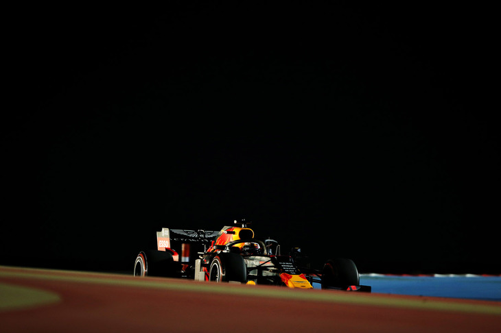 昨年、ピエール・ガスリーのトロロッソが4位入賞を果たしたバーレーンということもあり、レッドブル＆トロロッソのホンダ陣営は期待感をもって第2戦に臨んだが、レッドブル勢はマシンのバランスを合わせられず。特に一番やわらかいソフトタイヤで難儀した。マックス・フェルスタッペン（写真）は、ポールタイムから0.886秒遅れて予選5位、レースではベッテルの脱落にも助けられ4位入賞。ガスリーはQ2敗退の13位と後ろからのスタートを余儀なくされたものの、8位でゴールしポイントを獲得した。ホンダ勢は、トロロッソのダニール・クビアトを除く3台が入賞した。（Photo=Red Bull Racing）