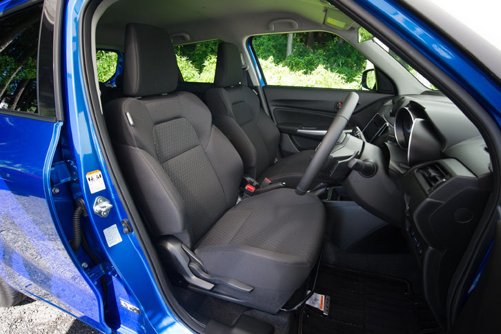 シートに関しては標準モデルと共通。現行型「スイフト」では、全車に運転席シートヒーターが標準装備される。