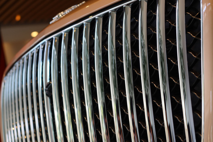 ベントレー・ベンテイガEWBアズール ファーストエディション（フロントグリル）