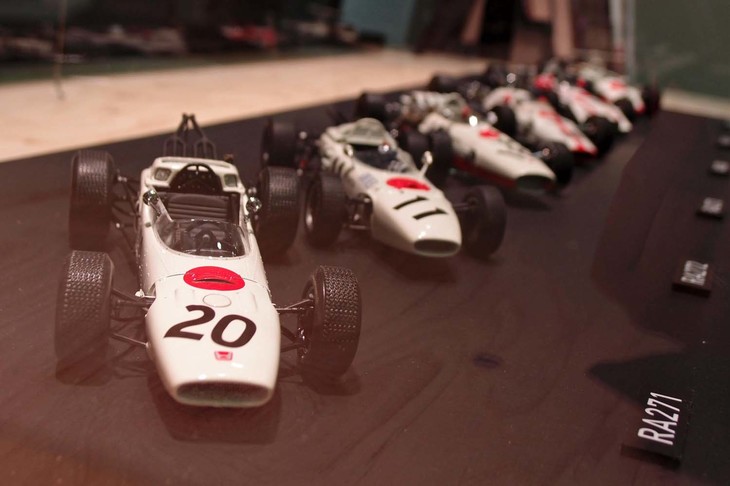 「RA271」（写真手前）ほか、歴代ホンダF1マシンのミニチュアカー。