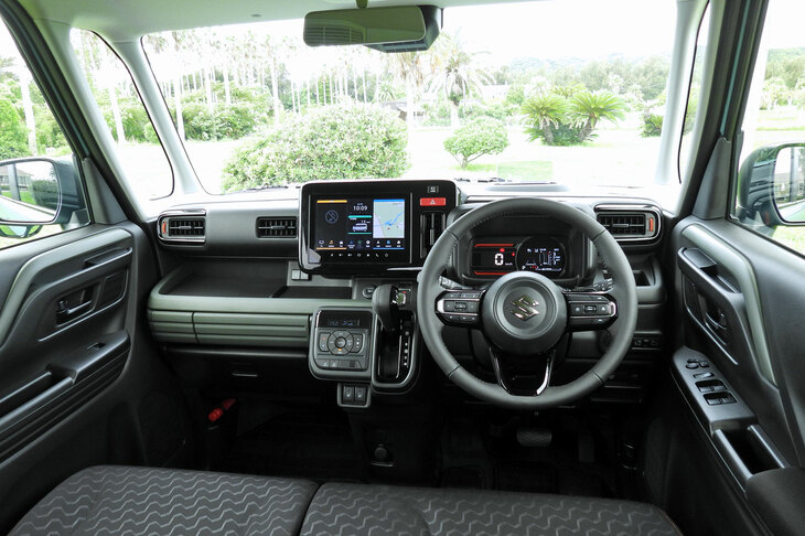 新型「スペーシア ギア」のインテリア。各所が専用デザインとなっているだけでなく、上級装備の本革巻きステアリングホイールが標準で採用される。