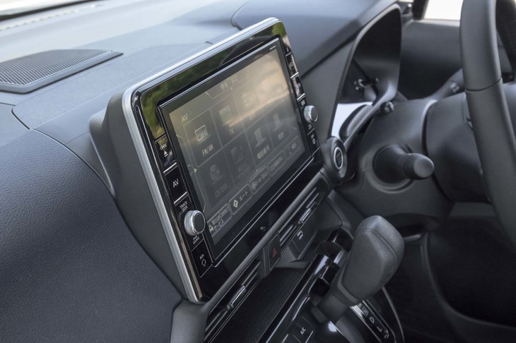 9インチの大画面をセリングポイントとする、フローティングデザインのカーナビゲーションシステム。販売店オプションとして提供される。