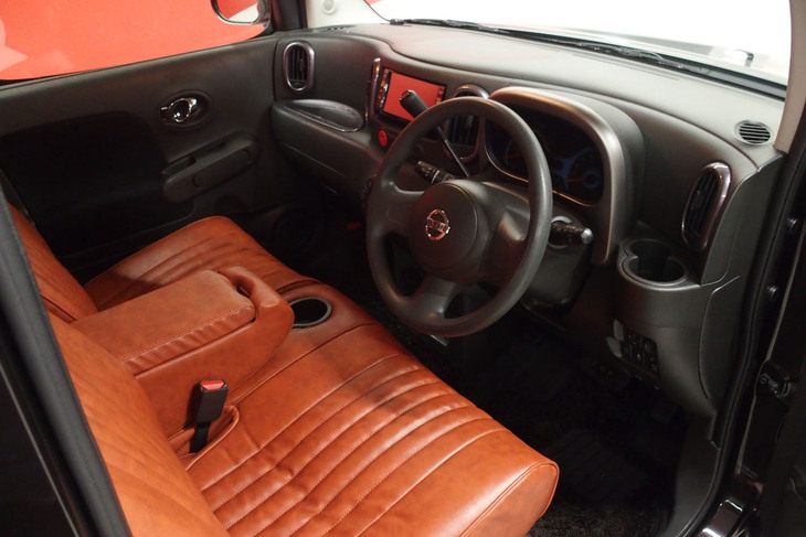 「キューブ レトロリノベーション」は、新車の販売が終了した3代目キューブの中古車をベースに、内外装部品を交換してリフレッシュするとともに、専用カスタマイズ部品を装着してレトロ感を演出したモデル。